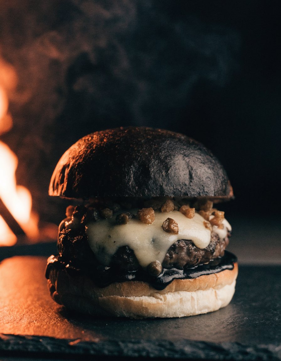 ASCHE: Patty, Schwarzknoblauch-Mayo, Räucherkäse, frittierte Kapern