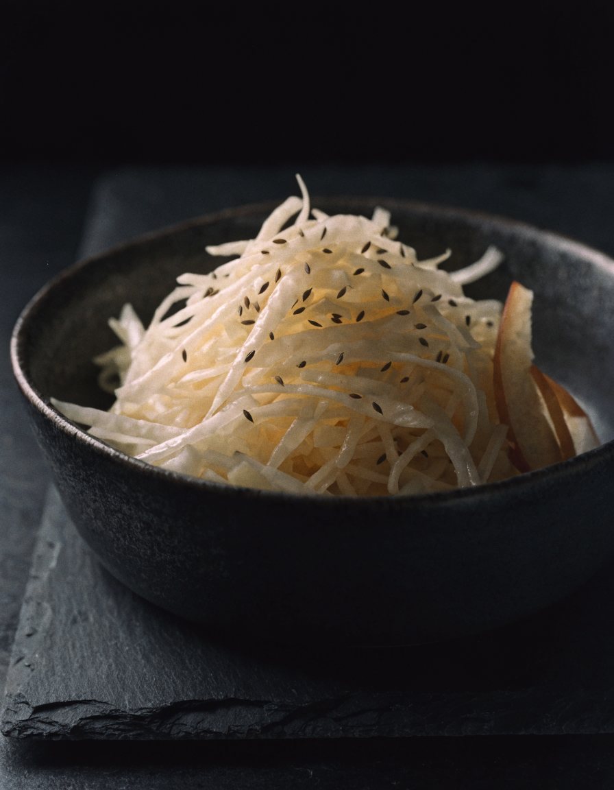 KRAUTSALAT: Weißkohl, Apfelessig, Kümmel. Keine Mayonnaise.