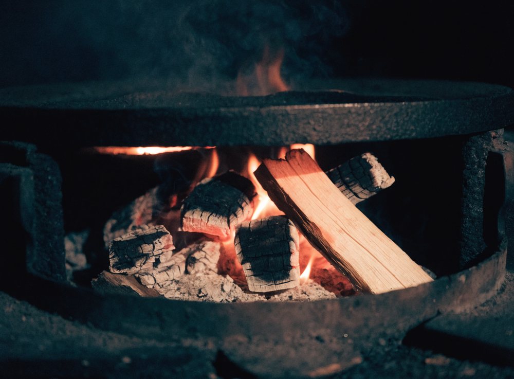 Buchenholzfeuer unter der Gusseisenplatte