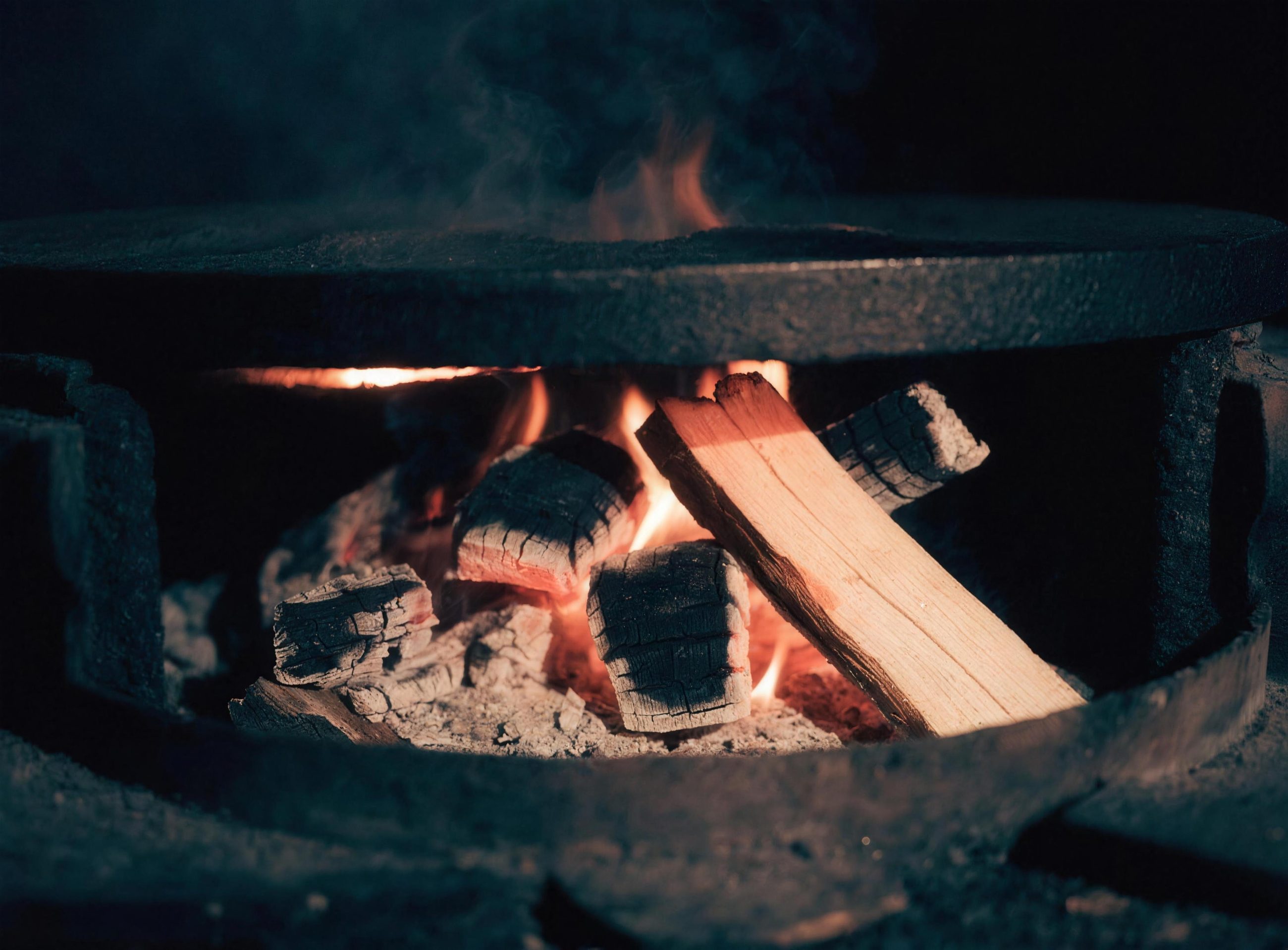 Buchenholzfeuer unter der Gusseisenplatte